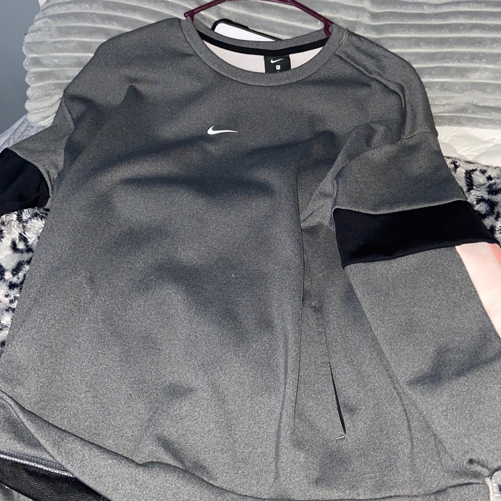 nike crewneck. hidden pockets in side.